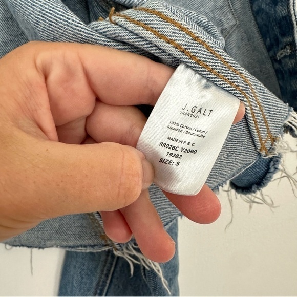 Brandy Melville John Galt Jacket Womens Small Denim Trucker Cropped Raw Hem - Picture 3 of 4